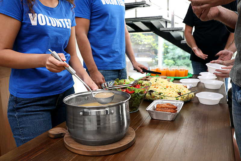 Volunteers feeding food