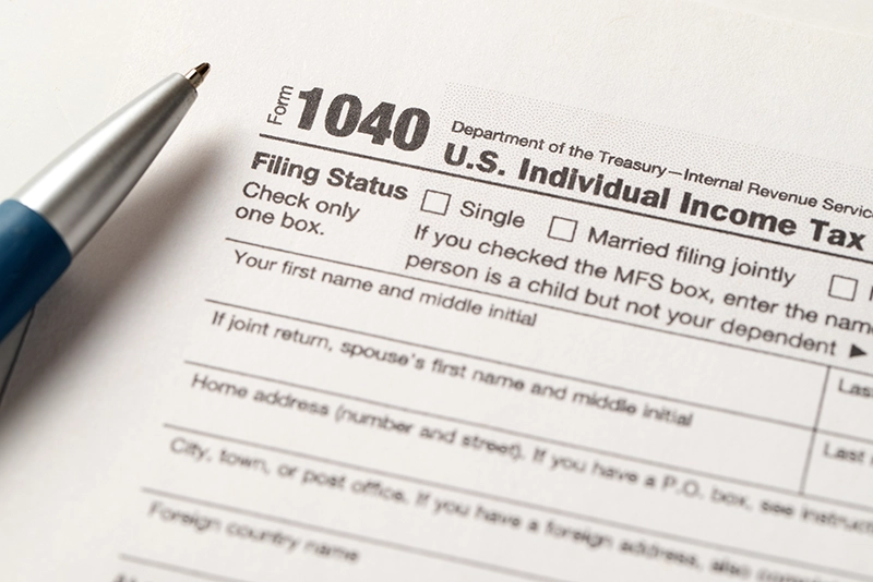 pen on 1040 tax return showing filing status